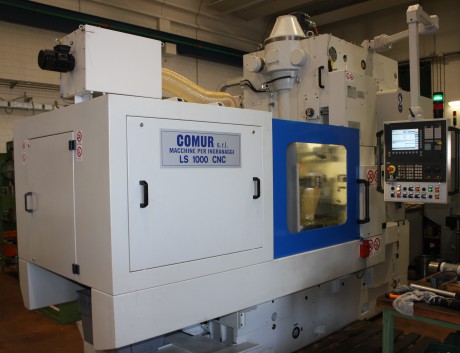 View of the gear hobbing machine by Comur DC LS1000 Cnc, recently bought by Fusetti Trasmissioni Meccaniche. 