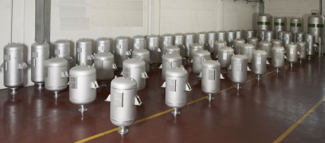 Series of bladder accumulators with capacity from 200 litres to 1500 litres, made of painted carbon steel and AISI 316L stainless steel, pressures from 10 to 30 bars. 