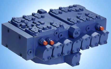 The Rexroth M9 distributor is intended for excavators exceeding 20 tons of operational weight. It is a compact module already prearranged to introduce a fully electro-hydraulic control using specific modules by the manufacturer.